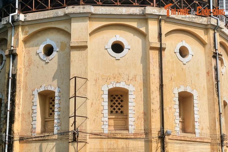 Chân tháp được ốp đá với một cổng vào. Các ô cửa được tạo hình giàu tính thẩm mỹ, khiến công trình không bị thô cứng dù sử dụng nhiều mảng khối bê tông đồ sộ. Khu vực bể chứa có mái che và lan can bao quanh.