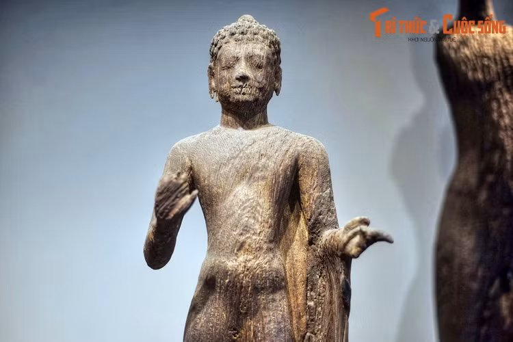 Hiện vật nổi bật của văn hóa Óc Eo là những bức tượng tôn giáo tinh xảo làm từ gỗ và đá, thể hiện thế giới quan Phật giáo và Hindu giáo. Nhiều tượng đã được công nhận là Bảo vật quốc gia Việt Nam. Ảnh: Tượng Phật Bình Hòa thuộc văn hóa Óc Eo (BT Lịch sử TP HCM).