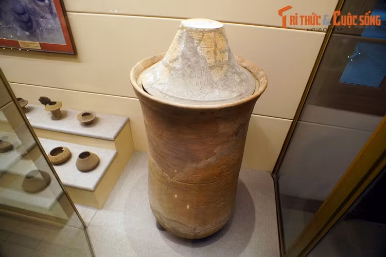 Đặc trưng cơ bản của văn hóa Sa Huỳnh là táng thức mộ chum, vò suốt từ giai đoạn sớm đến muộn. Loại hình di tích điển hình là những khu mộ táng rộng lớn gồm hàng chục, hàng trăm chum, vò gốm chôn đứng trong địa tầng. Ảnh: Mộ chum thuộc văn hóa Sa Huỳnh (BT Lịch sử Quốc gia Việt Nam).