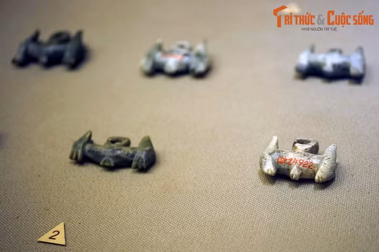 Kể từ khi được phát hiện, nền văn hóa Sa Huỳnh đã thu hút sự quan tâm nghiên cứu của các nhà khảo cổ từ khắp nơi trên thế giới. Theo thời gian, ngày càng nhiều điều được làm sáng tỏ về đời sống của các tộc người thời tiền sơ sử ở miền Trung Việt Nam. Ảnh: Khuyên tai hai đầu thú, văn hóa Sa Huỳnh (BT Lịch sử Quốc gia Việt Nam).