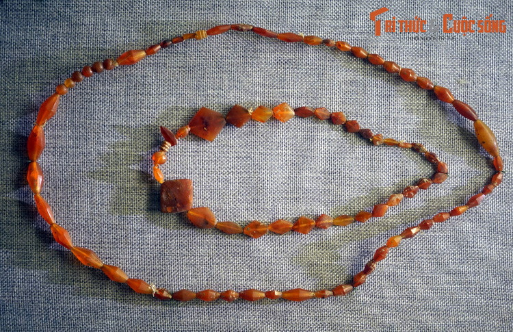 Cư dân văn hóa Sa Huỳnh sống bằng nghề trồng trọt, đánh cá và đi biển. Kỹ thuật làm thủy tinh nhân tạo là một thành tựu rực rỡ của văn hóa của họ. Đây là một trong những cộng đồng làm ra thủy tinh nhân tạo sớm trên thế giới. Ảnh: Chuỗi hạt thủy tinh của văn hóa Sa Huỳnh (BT Lịch sử Quốc gia Việt Nam).