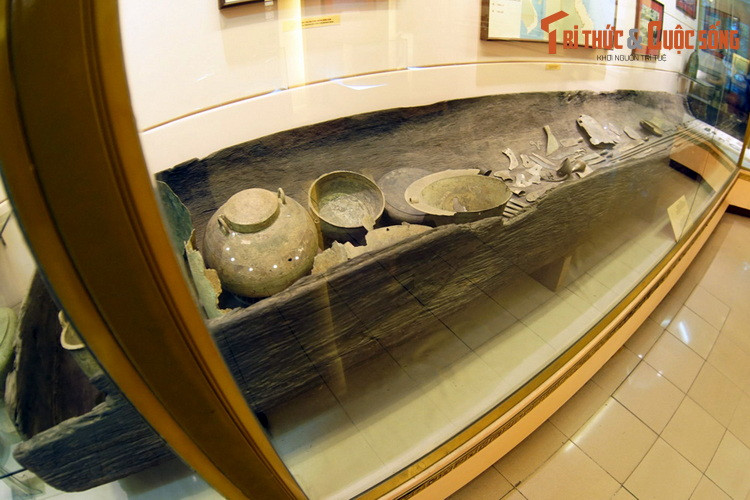 Các nhà nghiên cứu đánh giá, văn hóa Đông Sơn có vị trí vô cùng quan trọng trong tiến trình lịch sử dân tộc Việt, và là nền tảng vật chất đối với sự hình thành bản sắc văn hóa Việt cổ cũng như văn minh Đại Việt sau này. Ảnh: Mộ thuyền Việt Khê, văn hóa Đông Sơn (BT Lịch sử Quốc gia Việt Nam).