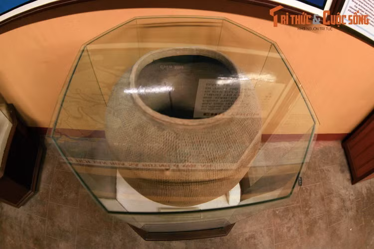 Mộ rất đa dạng về kích thước và kiểu dáng như: chum hình trụ, chum hình trứng, chum trung gian giữa hình trụ và hình trứng, chum hình cầu, chum lồng nhau...