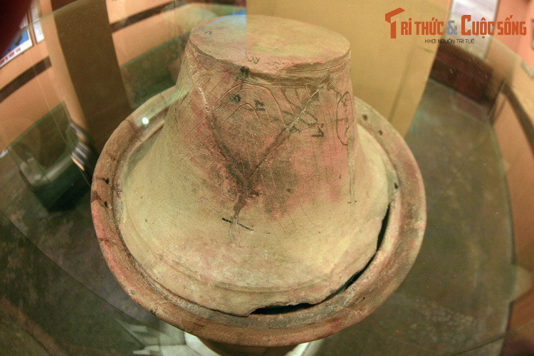 Theo các nhà nghiên cứu, mộ chum trong di chỉ văn hóa Sa Huỳnh được chôn thành cụm, thường ở cồn cao ven biển, ven sông với nhiều hình thức mai táng: Cải táng, hoả táng, hung táng trẻ em và mộ tượng trưng.