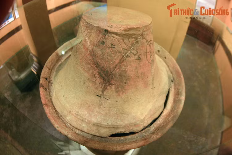 Theo các nhà nghiên cứu, mộ chum trong di chỉ văn hóa Sa Huỳnh được chôn thành cụm, thường ở cồn cao ven biển, ven sông với nhiều hình thức mai táng: Cải táng, hoả táng, hung táng trẻ em và mộ tượng trưng.