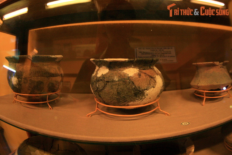 Một số loại đồ gồm được tìm thấy trong mộ chum Sa Huỳnh. Mộ chum bao giờ cũng được chôn kèm theo đồ tuỳ táng gồm đồ gốm, công cụ đá, công cụ sắt, đồng và đồ trang sức.... thể hiện một tín ngưỡng riêng của cư dân Sa Huỳnh.