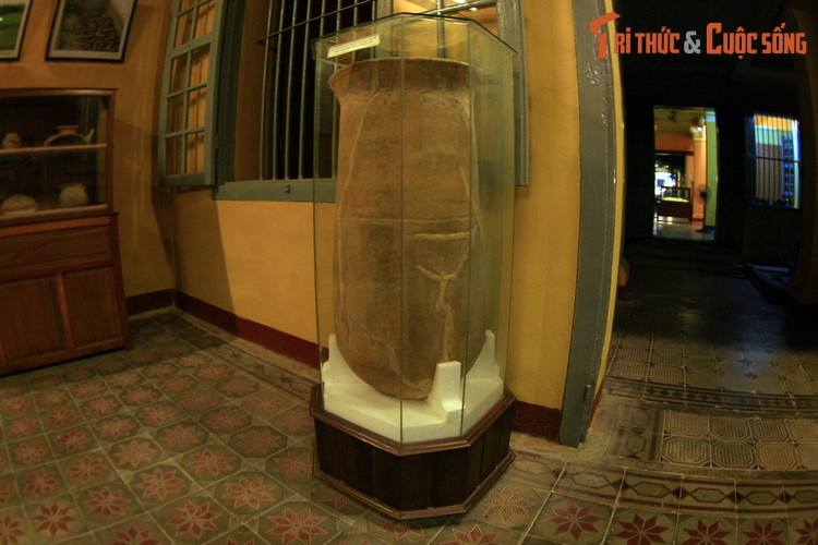 Loại hình hiện vật nổi bật được trưng bày và giới thiệu ở nơi đây là những chiếc mộ chum bề thế, liên quan đến tục táng người đã khuất của cư dân văn hóa Sa Huỳnh thuở xưa.