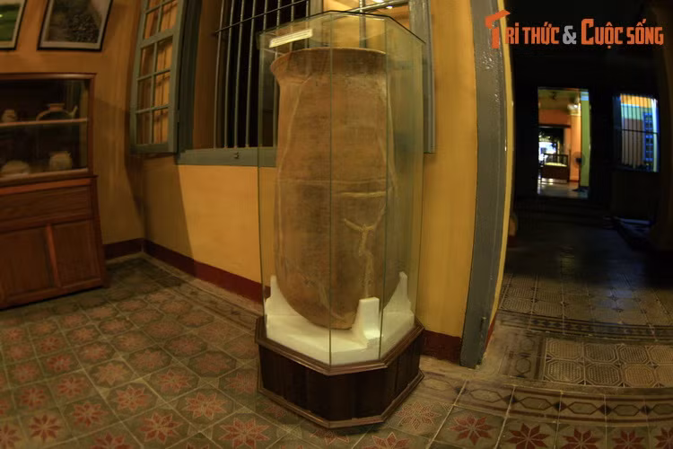 Loại hình hiện vật nổi bật được trưng bày và giới thiệu ở nơi đây là những chiếc mộ chum bề thế, liên quan đến tục táng người đã khuất của cư dân văn hóa Sa Huỳnh thuở xưa.