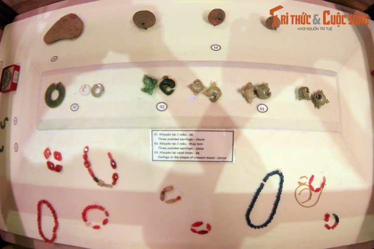 Các món đồ trang sức như chuỗi hạt và khuyên tai ba mấu bằng đá, được tạo hình tinh xảo và đánh bóng tỉ mỉ cho thấy tay nghề điêu luyện của người thợ chế tác cũng như con mắt thẩm mỹ tinh tế của người Sa Huỳnh xưa.