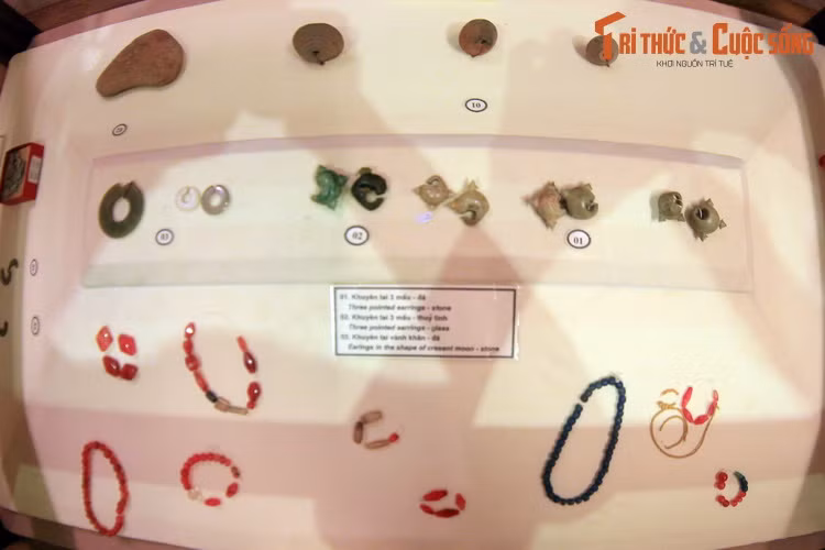 Các món đồ trang sức như chuỗi hạt và khuyên tai ba mấu bằng đá, được tạo hình tinh xảo và đánh bóng tỉ mỉ cho thấy tay nghề điêu luyện của người thợ chế tác cũng như con mắt thẩm mỹ tinh tế của người Sa Huỳnh xưa.