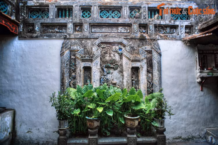 Các khoảng sân này có vai trò tận dụng tối đa ánh sáng và không khí, khiến các gian phòng của ngôi nhà luôn thoáng đãng và tràn ngập ánh sáng tự nhiên. Tùy theo quy mô, một ngôi nhà có thể có từ một đến hai giếng trời. Ảnh: Giếng trời ở nhà cổ Quân Thắng, 77 Trần Phú.