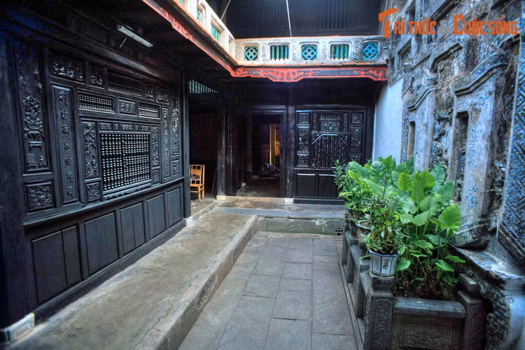 Khác với những ngôi nhà ống ở các đô thị ngày nay, nhà cổ ở Hội An không gây cảm giác ngột ngạt nhờ sự thông thoáng mà giếng trời tạo ra. Ảnh: Giếng trời ở nhà cổ Quân Thắng, 77 Trần Phú.