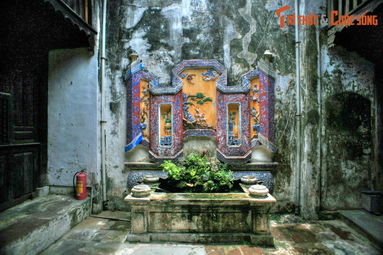 Theo thông lệ ở phố cổ Hội An, vị trí trung tâm của giếng trời sẽ có một bể nước, bên trong đặt hòn non bộ hoặc trồng cây xanh. Ảnh: Giếng trời ở nhà cổ 80 Trần Phú.