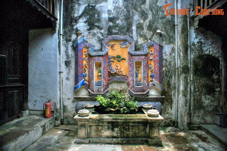 Theo thông lệ ở phố cổ Hội An, vị trí trung tâm của giếng trời sẽ có một bể nước, bên trong đặt hòn non bộ hoặc trồng cây xanh. Ảnh: Giếng trời ở nhà cổ 80 Trần Phú.