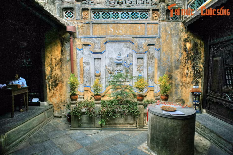 Bức tường sau bể nước được đắp hình cuốn thư, trang trí các đồ án linh vật, hoa lá, bát bảo... giàu tính thẩm mỹ. Ảnh: Giếng trời ở nhà cổ Tấn Ký, 101 Nguyễn Thái Học.