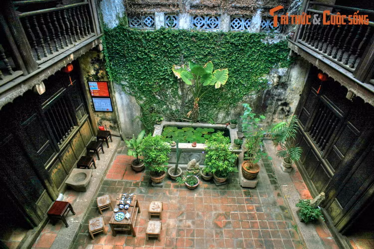 Khu vực giếng trời chính là không gian nghỉ ngơi, thư giãn, hít thở không khí trong lành, hòa mình vào cỏ cây của các thành viên trong gia đình. Ảnh: Giếng trời ở nhà cổ số 33 Nguyễn Thái Học, phố cổ Hội An.