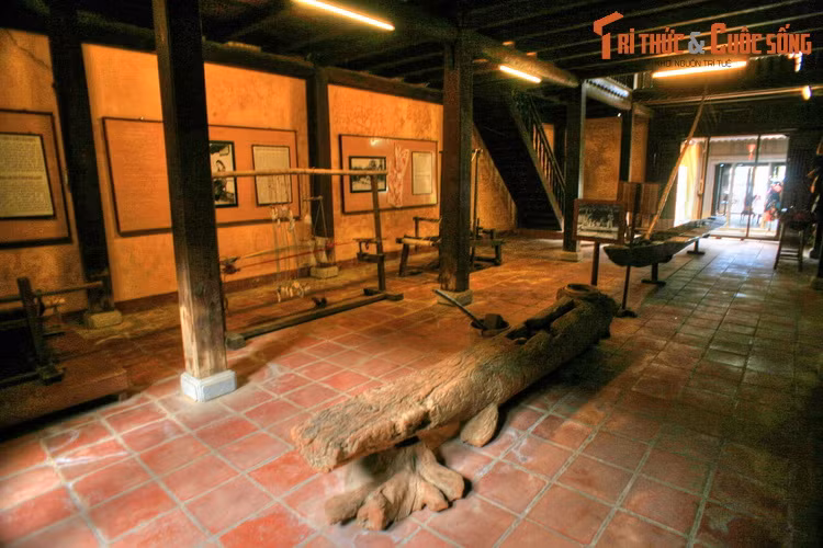 Mở cửa đón tiếp khách tham quan từ năm 2005, Bảo tàng có diện tích 369 m2, là nơi trưng bày gần 500 hiện vật với 4 chủ đề chính, đó là: - Nghệ thuật tạo hình dân gian - Nghệ thuật diễn xướng dân gian - Các làng nghề truyền thống - Sinh họat dân gian.