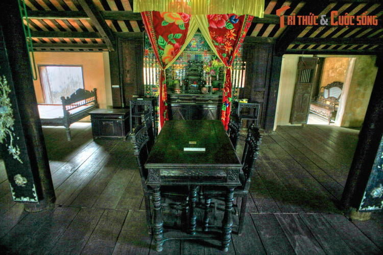 Nghệ thuật tạo hình dân gian ở Hội An được thể hiện qua các tác phẩm điêu khắc, chạm trổ trên gỗ, phù điêu bằng sành sứ, tượng thờ, tượng trang trí bằng đồng, đất nung, tranh thủy mặc, tranh màu, hoành phi, liễn đối... thể hiện sự tinh tế, tài hoa của các thế hệ nghệ nhân ở phố Hội xưa.