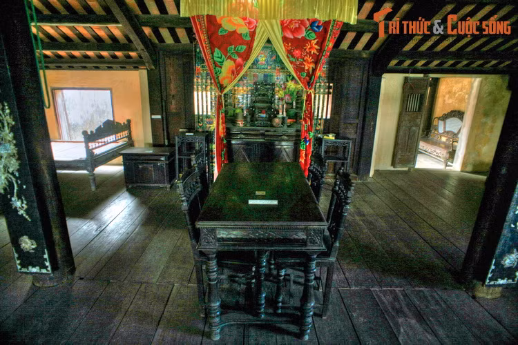 Nghệ thuật tạo hình dân gian ở Hội An được thể hiện qua các tác phẩm điêu khắc, chạm trổ trên gỗ, phù điêu bằng sành sứ, tượng thờ, tượng trang trí bằng đồng, đất nung, tranh thủy mặc, tranh màu, hoành phi, liễn đối... thể hiện sự tinh tế, tài hoa của các thế hệ nghệ nhân ở phố Hội xưa.