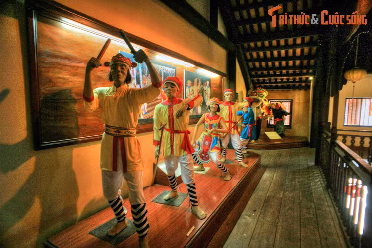 Nghệ thuật diễn xướng dân gian Hội An được phản ánh qua điệu múa thiên cẩu, lối hát bả trạo, trò chơi bài chòi. Đây là những loại hình diễn xướng mang nhiều ý nghĩa tâm linh, thường được tổ chức vào các dịp lễ, đặc biệt là Tết Nguyên Đán hay các lễ hội lớn.