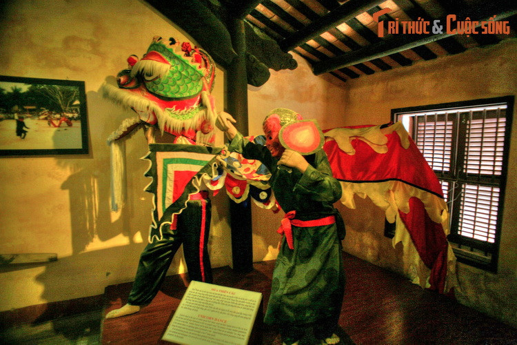 Sinh hoạt dân gian truyền thống ở Hội An được tái hiện qua nhiều loại trang phục truyền thống gắn với các tục lệ, thể hiện sự đa dạng văn hóa của một cộng đồng gồm nhiều lớp, nhiều cội nguồn khác ở cảng thị Hội An xưa.