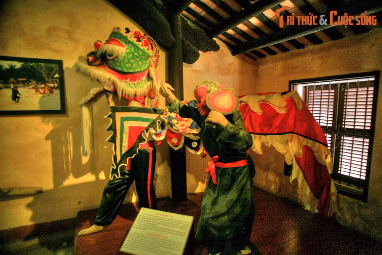 Sinh hoạt dân gian truyền thống ở Hội An được tái hiện qua nhiều loại trang phục truyền thống gắn với các tục lệ, thể hiện sự đa dạng văn hóa của một cộng đồng gồm nhiều lớp, nhiều cội nguồn khác ở cảng thị Hội An xưa.