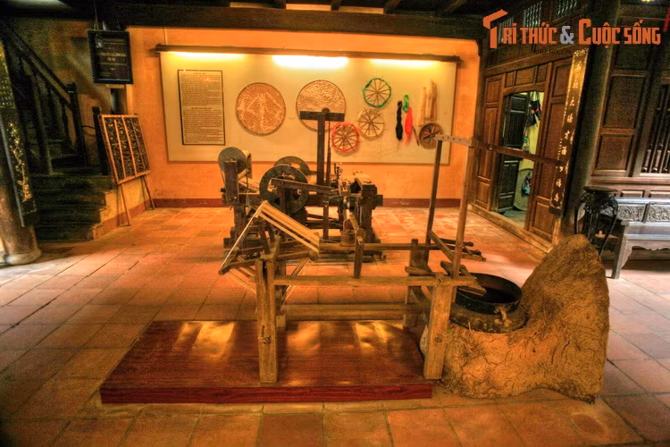 Các làng nghề truyền thống ở Hội An được giới thiệu qua các hiện vật sinh động, gồm nghề buôn, nghề đánh bắt thủy hải sản, nghề nông, nghề y cổ truyền, nghề mộc, nghề gốm, và đặc biệt là nghề may có từ lâu đời, với các dịch vụ may nhanh được khách hàng trong và ngoài nước ưa chuộng.