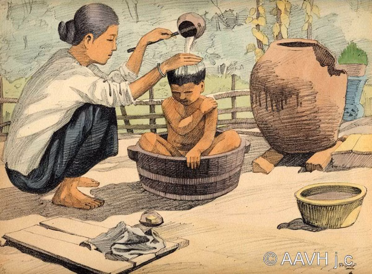 Bà mẹ tắm cho con trai trên sân nhà, Nam Bộ năm 1935. Ảnh: Parismuseescollections.paris.fr.