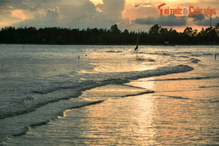 Khung cảnh hoang sơ ở bãi biển Vinh Sơn, phía Tây núi Trường Lệ.
