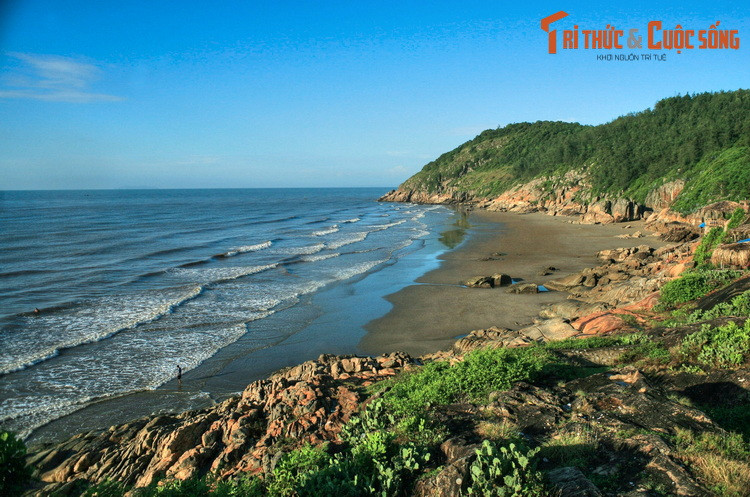 Núi Trường Lệ, dãy núi có cảnh quan ấn tượng nằm ven biển phía Nam thành phố Sầm Sơn.