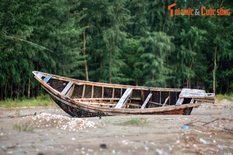 Một con thuyền nằm trên bãi cát vắng vẻ của bãi biển Vinh Sơn...