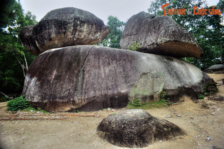 Hòn Trống Mái trên núi Trường Lệ là thắng cảnh nổi tiếng, được coi như biểu tượng của tỉnh Thanh Hóa.