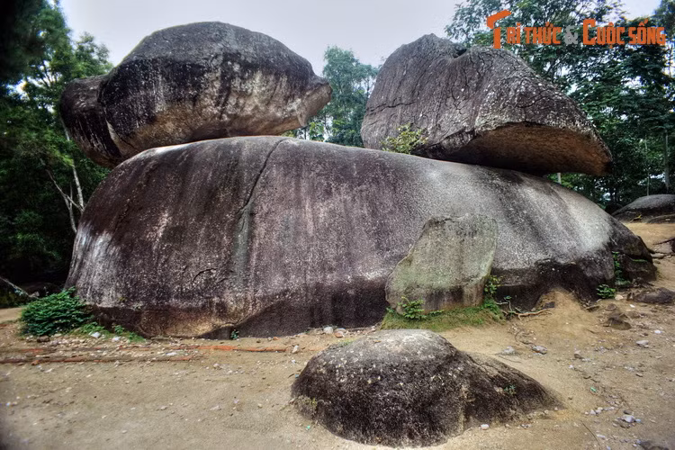Hòn Trống Mái trên núi Trường Lệ là thắng cảnh nổi tiếng, được coi như biểu tượng của tỉnh Thanh Hóa.