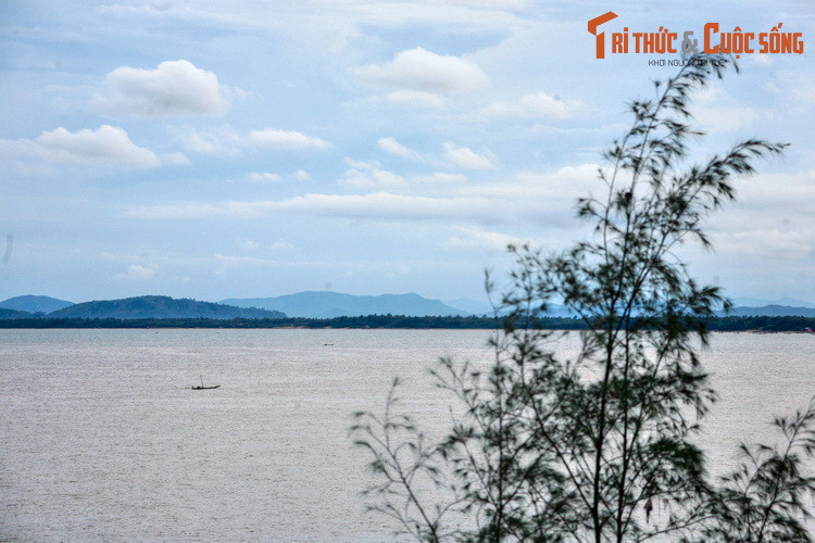 Khung cảnh nhìn từ đền Cô Tiên, một ngôi đền nằm ở phía Tây núi Trường Lệ.