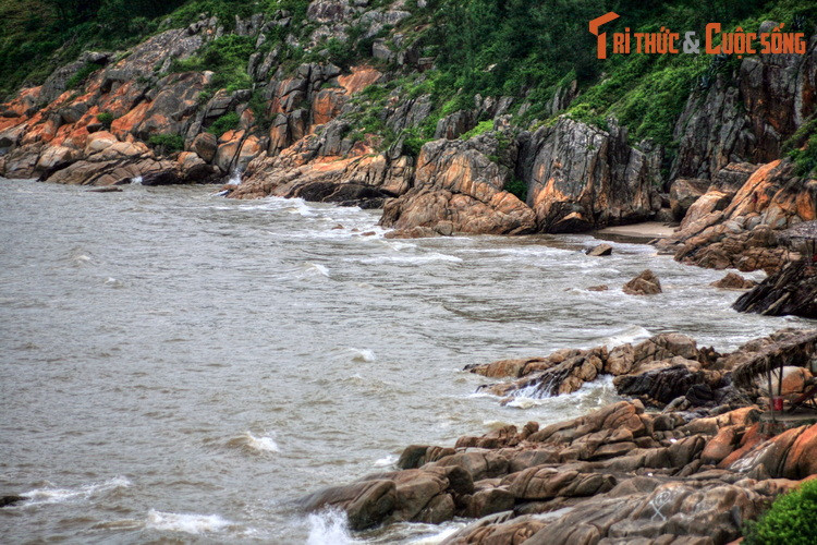 Sóng vỗ vào ghềnh đá có hình thù kỷ ảo dưới chân dãy núi Trường Lệ.