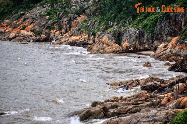 Sóng vỗ vào ghềnh đá có hình thù kỷ ảo dưới chân dãy núi Trường Lệ.