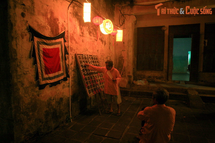 Cờ tướng - một nét văn hóa đặc sắc của Hội An - được trình diễn trên phố.