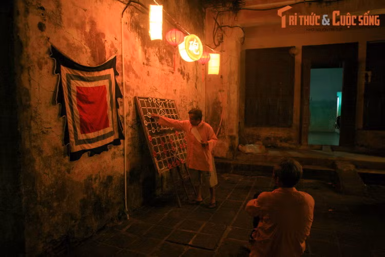 Cờ tướng - một nét văn hóa đặc sắc của Hội An - được trình diễn trên phố.