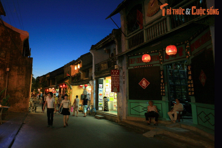 Đường Bạch Đằng, khu phố cổ Hội An khi trời xẩm tối.