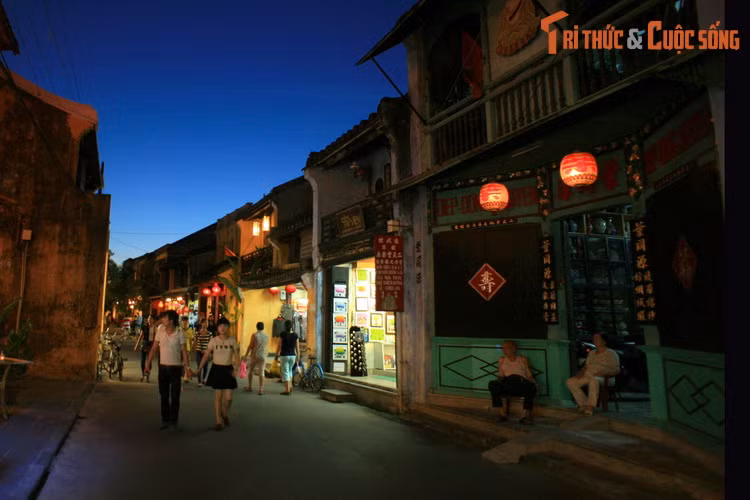 Đường Bạch Đằng, khu phố cổ Hội An khi trời xẩm tối.