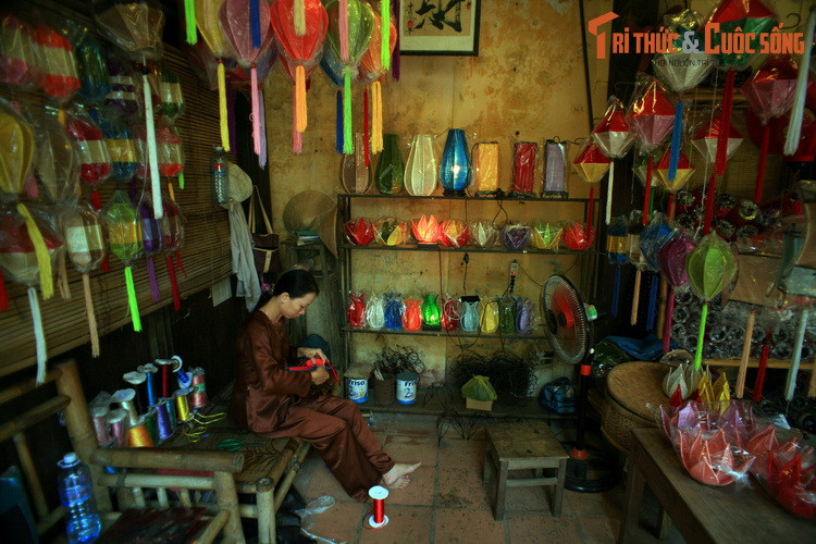 Trong một xưởng làm đèn lồng thủ công - mặt hàng truyền thống nổi tiếng của Hội An.