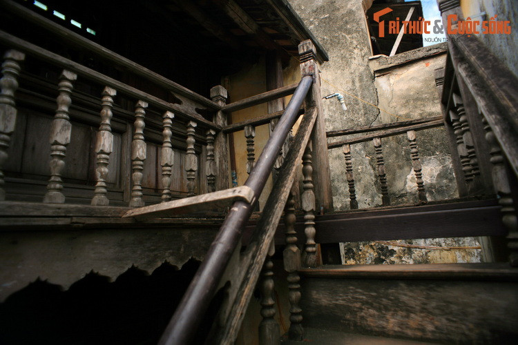 Sắc màu thời gian thấm đẫm trên từng chi tiết kiến trúc của một ngôi nhà cổ.