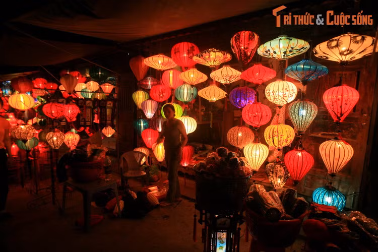 Những chiếc đèn lồng rực rỡ tại một cửa hiệu thu hút mọi ánh nhìn.