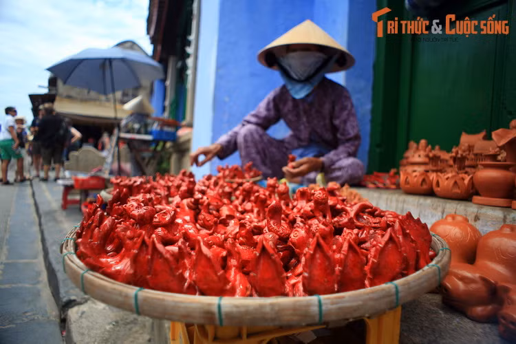Đồ gốm của làng gốm Thanh Hà - làng nghề truyền thống nổi tiếng của Hội An - được bày bán ở phố cổ.