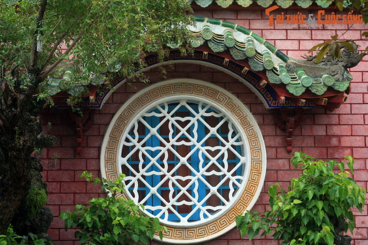 Một ô cửa của hội quán Phúc Kiến, hội quán cổ có kiến trúc tráng lệ bậc nhất Hội An.