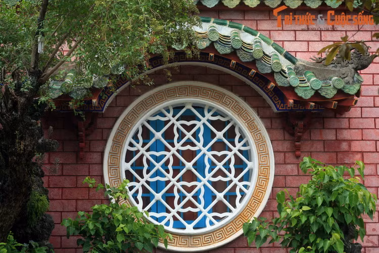 Một ô cửa của hội quán Phúc Kiến, hội quán cổ có kiến trúc tráng lệ bậc nhất Hội An.