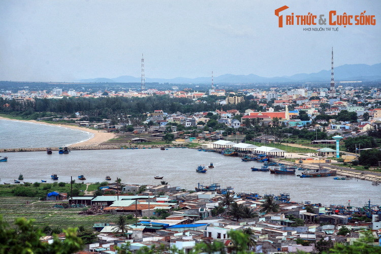 Nơi mà nàng Mộng Cầm dẫn ông đến chính là Lầu Ông Hoàng, địa điểm có thể bao quát trong tầm mắt khung cảnh thơ mộng của biển xanh mênh mông, Mũi Né hoang sơ và thị xã Phan Thiết rực sáng ánh đèn.