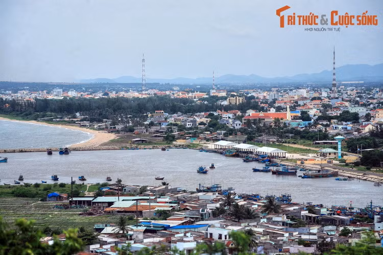 Nơi mà nàng Mộng Cầm dẫn ông đến chính là Lầu Ông Hoàng, địa điểm có thể bao quát trong tầm mắt khung cảnh thơ mộng của biển xanh mênh mông, Mũi Né hoang sơ và thị xã Phan Thiết rực sáng ánh đèn.