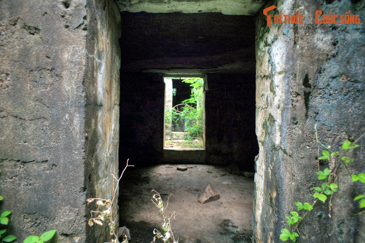 Bài thơ có đoạn: “Lang thang tìm tới chốn Lầu Trăng / Lầu Ông Hoàng, người thiên hạ đồn vang / Nơi đã khóc, đã yêu thương da diết / Ôi trời ôi! là Phan Thiết Phan Thiết / Mà tang thương còn lại mảnh trăng rơi”.