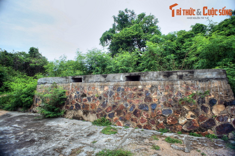 Sau năm 1945, quân Pháp đã xây dựng một hệ thống lô cốt quanh Lầu Ông Hoàng để canh giữ toàn vùng Phan Thiết. Những năm tháng chiến tranh, khu biệt thự hoành tráng bị phá hủy hoàn toàn. Những công trình còn lại đến nay là hệ thống đồn bốt Pháp cũ.